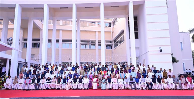 राष्ट्रपति श्रीमती द्रौपदी मुर्मु 27 नवंबर, 2025 को ओडिशा के भुवनेश्वर में ओडिशा विधानसभा के सदस्यों के साथ एक ग्रुप फ़ोटो में।