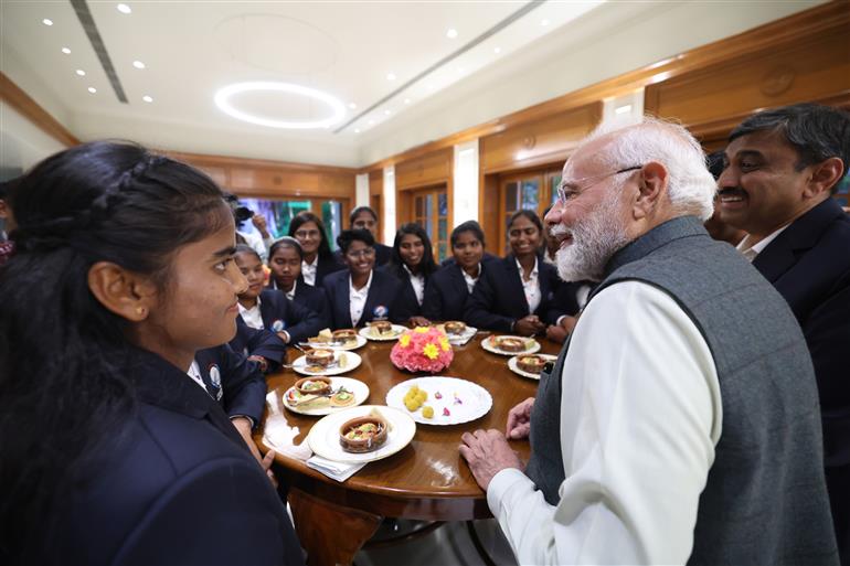 प्रधानमंत्री श्री नरेन्द्र मोदी ने 27 नवंबर 2025 को नई दिल्ली में टी-20 वर्ल्ड कप जीतने वाली ब्लाइंड महिला क्रिकेट टीम के लिए हाई टी पार्टी होस्ट की।