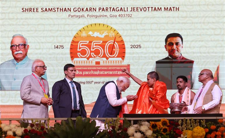 प्रधानमंत्री श्री नरेन्द्री मोदी 28 नवंबर, 2025 को गोवा में श्री संस्थान गोकर्ण पर्तगली जीवोत्तम मठ के 550वें वर्ष के उपलक्ष्य में आयोजित समारोह में भाग लेते हुए।