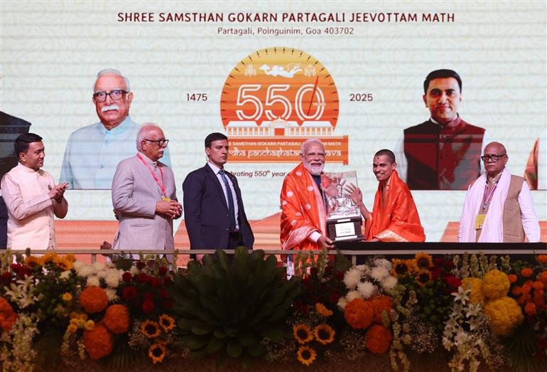 प्रधानमंत्री श्री नरेन्द्री मोदी 28 नवंबर, 2025 को गोवा में श्री संस्थान गोकर्ण पर्तगली जीवोत्तम मठ के 550वें वर्ष के उपलक्ष्य में आयोजित समारोह में भाग लेते हुए।
