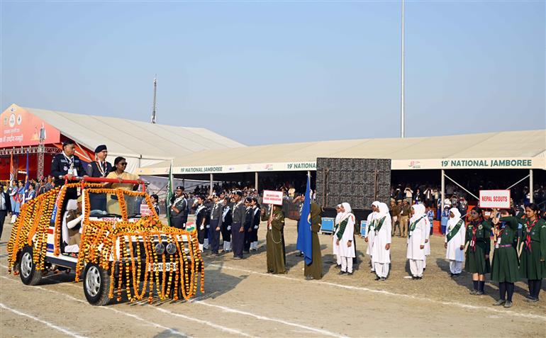 राष्ट्रपति श्रीमती द्रौपदी मुर्मु  28 नवंबर, 2025 को उत्तर प्रदेश के लखनऊ में भारत स्काउट्स एंड गाइड्स के डायमंड जुबली सेलिब्रेशन के समापन समारोह में शामिल हुईं।