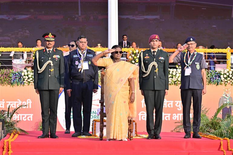 राष्ट्रपति श्रीमती द्रौपदी मुर्मु  28 नवंबर, 2025 को उत्तर प्रदेश के लखनऊ में भारत स्काउट्स एंड गाइड्स के डायमंड जुबली सेलिब्रेशन के समापन समारोह में शामिल हुईं।