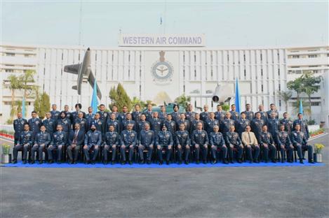 27 और 28 नवंबर 2025 को नई दिल्ली में आयोजित "विकासशील सक्षम भारतीय वायु सेना" विषय के साथ पश्चिमी वायु कमान (डब्ल्यूएसी) के कमांडरों के दो दिवसीय सम्मेलन का आज समापन हुआ, जिसमें वायु सेना प्रमुख एयर चीफ मार्शल एपी सिंह ने मुख्य अतिथि के रूप में कार्यक्रम की अध्यक्षता की। इस अवसर पर डब्ल्यूएसी के एयर ऑफिसर कमांडिंग-इन-चीफ एयर मार्शल जितेंद्र मिश्रा ने वायु सेना प्रमुख का स्वागत किया और उन्हें औपचारिक गार्ड ऑफ ऑनर दिया गया।