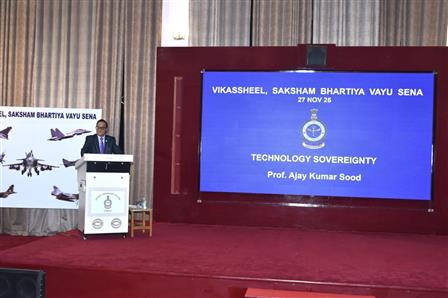 27 और 28 नवंबर 2025 को नई दिल्ली में आयोजित "विकासशील सक्षम भारतीय वायु सेना" विषय के साथ पश्चिमी वायु कमान (डब्ल्यूएसी) के कमांडरों के दो दिवसीय सम्मेलन का आज समापन हुआ, जिसमें वायु सेना प्रमुख एयर चीफ मार्शल एपी सिंह ने मुख्य अतिथि के रूप में कार्यक्रम की अध्यक्षता की। इस अवसर पर डब्ल्यूएसी के एयर ऑफिसर कमांडिंग-इन-चीफ एयर मार्शल जितेंद्र मिश्रा ने वायु सेना प्रमुख का स्वागत किया और उन्हें औपचारिक गार्ड ऑफ ऑनर दिया गया।