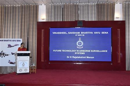 27 और 28 नवंबर 2025 को नई दिल्ली में आयोजित "विकासशील सक्षम भारतीय वायु सेना" विषय के साथ पश्चिमी वायु कमान (डब्ल्यूएसी) के कमांडरों के दो दिवसीय सम्मेलन का आज समापन हुआ, जिसमें वायु सेना प्रमुख एयर चीफ मार्शल एपी सिंह ने मुख्य अतिथि के रूप में कार्यक्रम की अध्यक्षता की। इस अवसर पर डब्ल्यूएसी के एयर ऑफिसर कमांडिंग-इन-चीफ एयर मार्शल जितेंद्र मिश्रा ने वायु सेना प्रमुख का स्वागत किया और उन्हें औपचारिक गार्ड ऑफ ऑनर दिया गया।