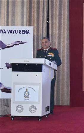 27 और 28 नवंबर 2025 को नई दिल्ली में आयोजित "विकासशील सक्षम भारतीय वायु सेना" विषय के साथ पश्चिमी वायु कमान (डब्ल्यूएसी) के कमांडरों के दो दिवसीय सम्मेलन का आज समापन हुआ, जिसमें वायु सेना प्रमुख एयर चीफ मार्शल एपी सिंह ने मुख्य अतिथि के रूप में कार्यक्रम की अध्यक्षता की। इस अवसर पर डब्ल्यूएसी के एयर ऑफिसर कमांडिंग-इन-चीफ एयर मार्शल जितेंद्र मिश्रा ने वायु सेना प्रमुख का स्वागत किया और उन्हें औपचारिक गार्ड ऑफ ऑनर दिया गया।