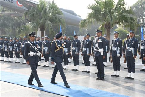 27 और 28 नवंबर 2025 को नई दिल्ली में आयोजित "विकासशील सक्षम भारतीय वायु सेना" विषय के साथ पश्चिमी वायु कमान (डब्ल्यूएसी) के कमांडरों के दो दिवसीय सम्मेलन का आज समापन हुआ, जिसमें वायु सेना प्रमुख एयर चीफ मार्शल एपी सिंह ने मुख्य अतिथि के रूप में कार्यक्रम की अध्यक्षता की। इस अवसर पर डब्ल्यूएसी के एयर ऑफिसर कमांडिंग-इन-चीफ एयर मार्शल जितेंद्र मिश्रा ने वायु सेना प्रमुख का स्वागत किया और उन्हें औपचारिक गार्ड ऑफ ऑनर दिया गया।