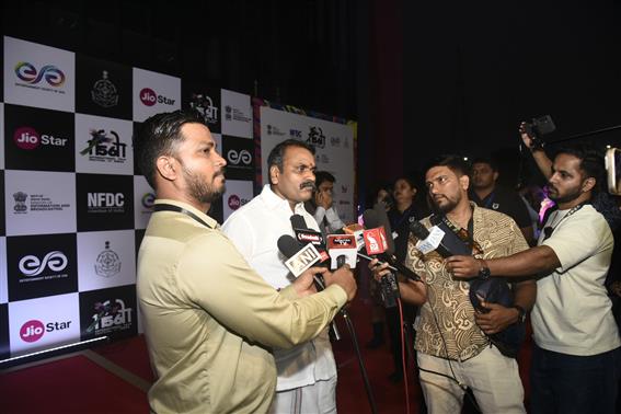 केंद्रीय सूचना एवं प्रसारण और संसदीय कार्य राज्य मंत्री डॉ. एल. मुरुगन 28 नवंबर, 2025 को गोवा में 56वें भारतीय अंतर्राष्ट्रीय फिल्म महोत्सव के समापन समारोह के दौरान मीडियाकर्मियों से बातचीत करते हुए।