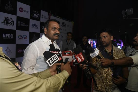 केंद्रीय सूचना एवं प्रसारण और संसदीय कार्य राज्य मंत्री डॉ. एल. मुरुगन 28 नवंबर, 2025 को गोवा में 56वें भारतीय अंतर्राष्ट्रीय फिल्म महोत्सव के समापन समारोह के दौरान मीडियाकर्मियों से बातचीत करते हुए।