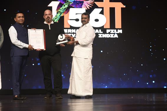 केंद्रीय सूचना एवं प्रसारण और संसदीय कार्य राज्य मंत्री डॉ. एल. मुरुगन 28 नवंबर, 2025 को गोवा में 56वें भारतीय अंतर्राष्ट्रीय फिल्म महोत्सव के समापन समारोह में भाग लेते हुए। इस अवसर पर सूचना एवं प्रसारण मंत्रालय के सचिव श्री संजय जाजू भी उपस्थित हैं।