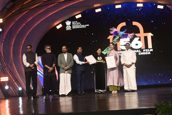 केंद्रीय सूचना एवं प्रसारण और संसदीय कार्य राज्य मंत्री डॉ. एल. मुरुगन 28 नवंबर, 2025 को गोवा में 56वें भारतीय अंतर्राष्ट्रीय फिल्म महोत्सव के समापन समारोह में भाग लेते हुए। इस अवसर पर सूचना एवं प्रसारण मंत्रालय के सचिव श्री संजय जाजू भी उपस्थित हैं।