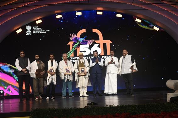 केंद्रीय सूचना एवं प्रसारण और संसदीय कार्य राज्य मंत्री डॉ. एल. मुरुगन 28 नवंबर, 2025 को गोवा में 56वें भारतीय अंतर्राष्ट्रीय फिल्म महोत्सव के समापन समारोह में भाग लेते हुए। इस अवसर पर सूचना एवं प्रसारण मंत्रालय के सचिव श्री संजय जाजू भी उपस्थित हैं।