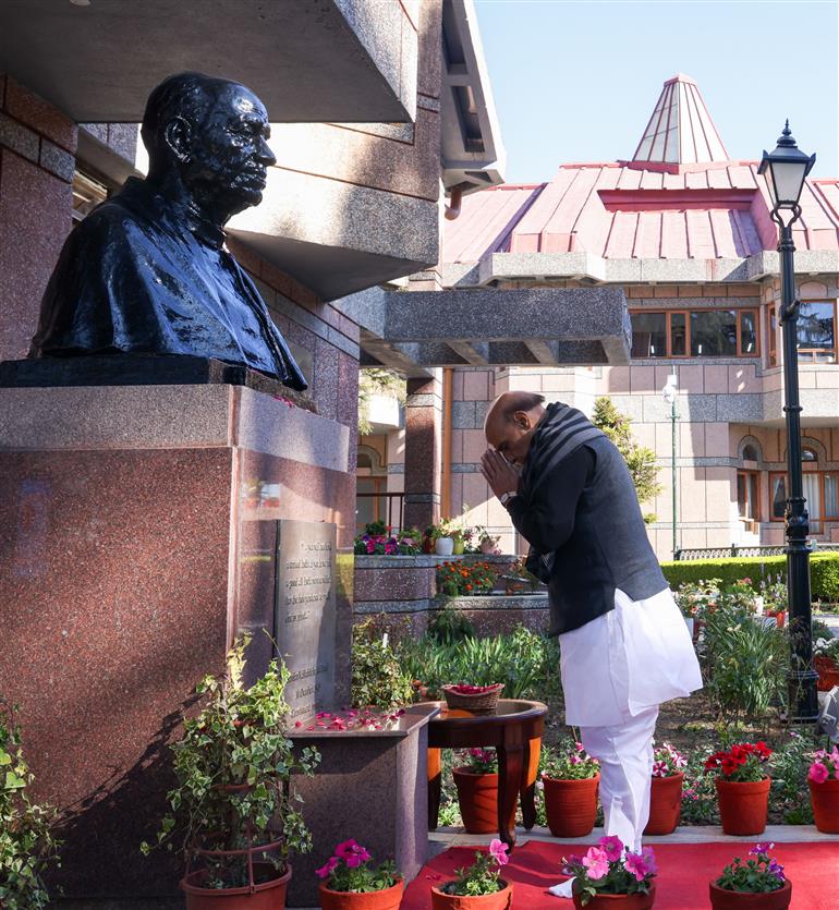 केंद्रीय रक्षा मंत्री श्री राजनाथ सिंह 29 नवंबर, 2025 को उत्तराखंड के मसूरी स्थित लाल बहादुर शास्त्री राष्ट्रीय प्रशासन अकादमी में 100वें कॉमन फाउंडेशन कोर्स के समापन समारोह में भाग लेने के दौरान भारत के लौह पुरुष सरदार वल्लभभाई पटेल को पुष्पांजलि अर्पित करते हुए।