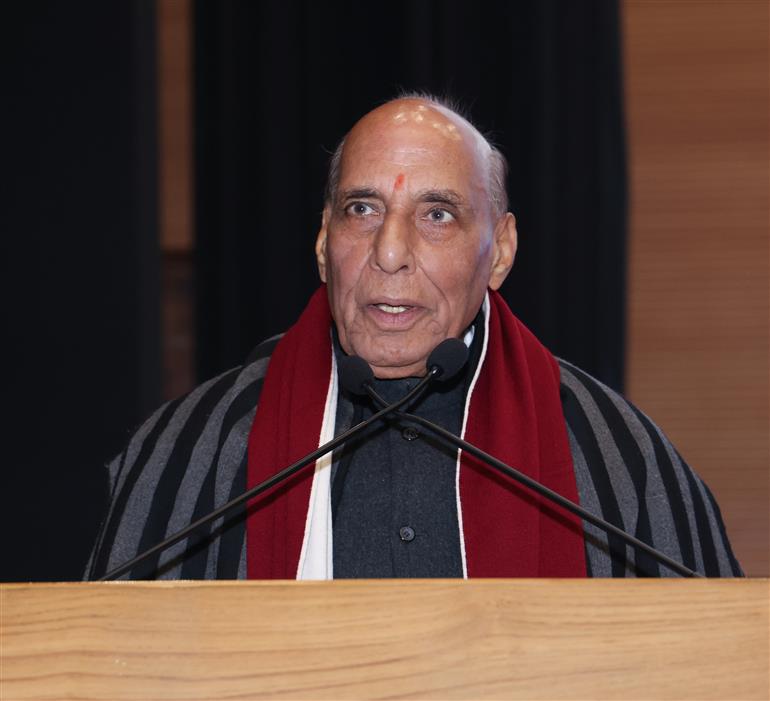 केंद्रीय रक्षा मंत्री श्री राजनाथ सिंह 29 नवंबर, 2025 को उत्तराखंड के मसूरी स्थित लाल बहादुर शास्त्री राष्ट्रीय प्रशासन अकादमी में 100वें कॉमन फाउंडेशन कोर्स के समापन समारोह को संबोधित करते हुए।