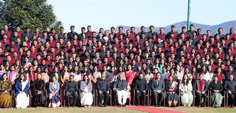 केंद्रीय रक्षा मंत्री श्री राजनाथ सिंह 29 नवंबर, 2025 को उत्तराखंड के मसूरी स्थित लाल बहादुर शास्त्री राष्ट्रीय प्रशासन अकादमी में 100वें कॉमन फाउंडेशन कोर्स के समापन समारोह में भाग लेने के दौरान एक ग्रुप फोटो में।