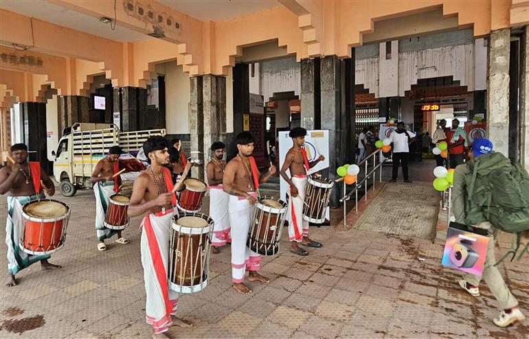 तमिलनाडु से छात्रों का पहला दल काशी के लिए 29 नवंबर, 2025 को रवाना हुआ जिससे भाषा, संस्कृति और साझी विरासत का सेतु सुदृढ़ होगा। वाराणसी में, गंगा के तट पर काशी पूरे उत्साह और सम्मान के साथ उनका स्वागत करती है।