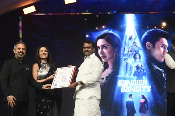 केंद्रीय सूचना एवं प्रसारण और संसदीय कार्य राज्य मंत्री डॉ. एल. मुरुगन 28 नवंबर, 2025 को गोवा में 56वें भारतीय अंतर्राष्ट्रीय फिल्म महोत्सव के समापन समारोह में भाग लेते हुए। इस अवसर पर सूचना एवं प्रसारण मंत्रालय के सचिव श्री संजय जाजू भी उपस्थित हैं।