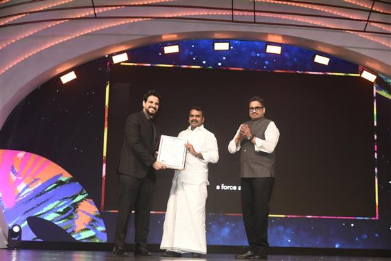 केंद्रीय सूचना एवं प्रसारण और संसदीय कार्य राज्य मंत्री डॉ. एल. मुरुगन 28 नवंबर, 2025 को गोवा में 56वें भारतीय अंतर्राष्ट्रीय फिल्म महोत्सव के समापन समारोह में भाग लेते हुए। इस अवसर पर सूचना एवं प्रसारण मंत्रालय के सचिव श्री संजय जाजू भी उपस्थित हैं।