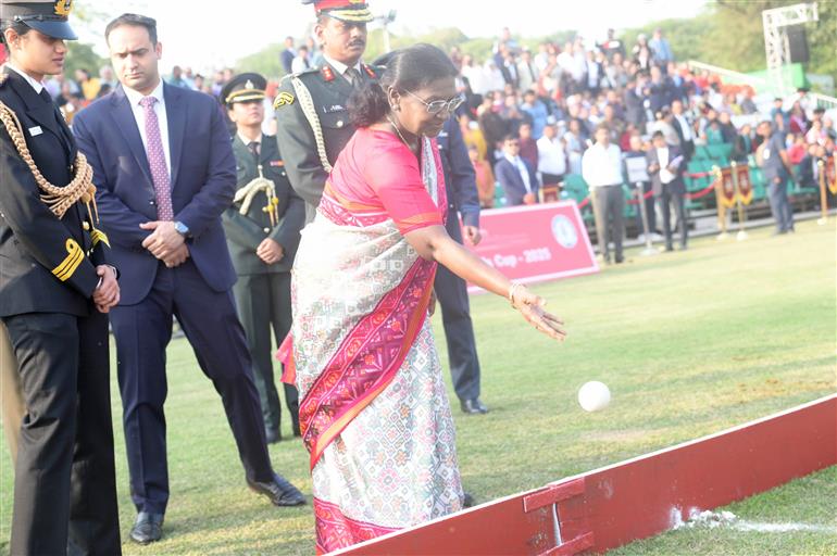 राष्ट्रपति श्रीमती द्रौपदी मुर्मु ने 29 नवंबर, 2025 को नई दिल्ली में प्रेसिडेंट्स बॉडीगार्ड परेड ग्राउंड में प्रेसिडेंट्स पोलो कप एग्जीबिशन मैच में शिरकत की।
