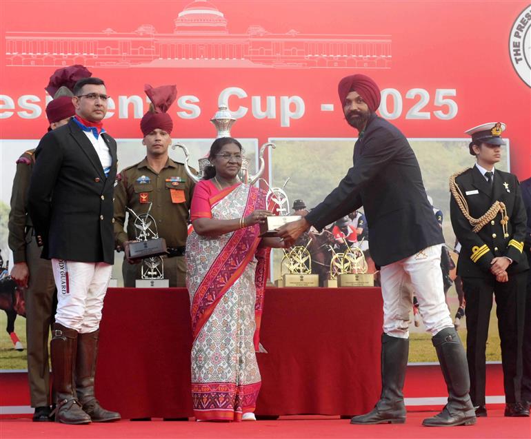 राष्ट्रपति श्रीमती द्रौपदी मुर्मु ने 29 नवंबर, 2025 को नई दिल्ली में प्रेसिडेंट्स बॉडीगार्ड परेड ग्राउंड में प्रेसिडेंट्स पोलो कप एग्जीबिशन मैच में शिरकत की।
