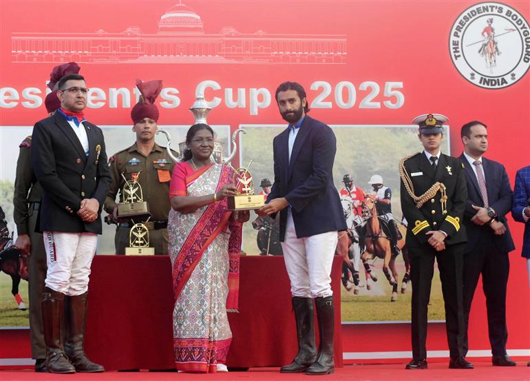 राष्ट्रपति श्रीमती द्रौपदी मुर्मु ने 29 नवंबर, 2025 को नई दिल्ली में प्रेसिडेंट्स बॉडीगार्ड परेड ग्राउंड में प्रेसिडेंट्स पोलो कप एग्जीबिशन मैच में शिरकत की।