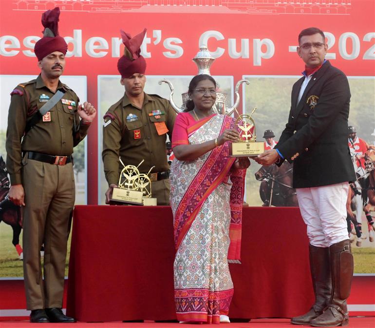 राष्ट्रपति श्रीमती द्रौपदी मुर्मु ने 29 नवंबर, 2025 को नई दिल्ली में प्रेसिडेंट्स बॉडीगार्ड परेड ग्राउंड में प्रेसिडेंट्स पोलो कप एग्जीबिशन मैच में शिरकत की।
