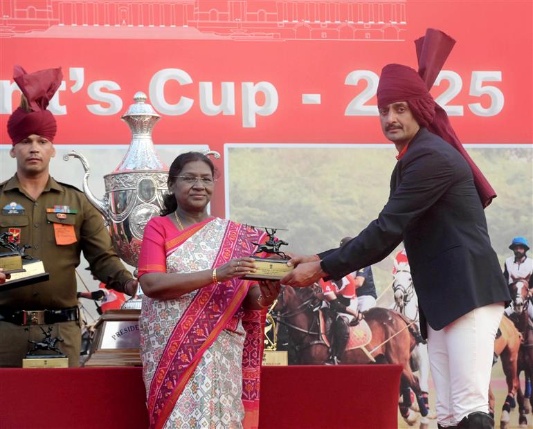 राष्ट्रपति श्रीमती द्रौपदी मुर्मु ने 29 नवंबर, 2025 को नई दिल्ली में प्रेसिडेंट्स बॉडीगार्ड परेड ग्राउंड में प्रेसिडेंट्स पोलो कप एग्जीबिशन मैच में शिरकत की।