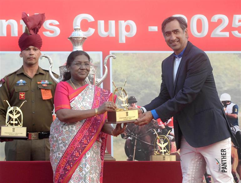राष्ट्रपति श्रीमती द्रौपदी मुर्मु ने 29 नवंबर, 2025 को नई दिल्ली में प्रेसिडेंट्स बॉडीगार्ड परेड ग्राउंड में प्रेसिडेंट्स पोलो कप एग्जीबिशन मैच में शिरकत की।