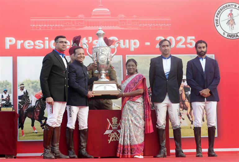 राष्ट्रपति श्रीमती द्रौपदी मुर्मु ने 29 नवंबर, 2025 को नई दिल्ली में प्रेसिडेंट्स बॉडीगार्ड परेड ग्राउंड में प्रेसिडेंट्स पोलो कप एग्जीबिशन मैच में शिरकत की।