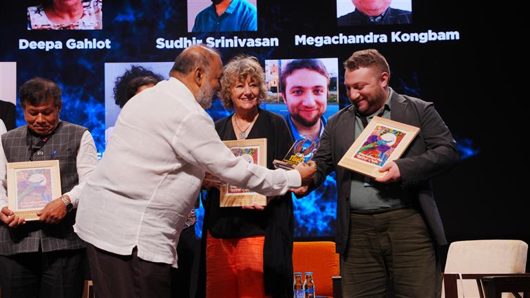 26 नवंबर 2025 को गोवा में कला अकादमी में 'बियॉन्ड द थम्ब- द रोल ऑफ़ ए फिल्म क्रिटिक: गेटकीपर, इंफ्लुएंसर या कुछ और?' विषय पर राउंडटेबल सेशन में वक्ताः  बारबरा लॉरी दे लाशारिए, दीपा गहलोत, मेघचंद्र कोंगबाम, एलिज़ाबेथ केर, भारद्वाज रंगन और सुधीर श्रीनिवासन तथा मॉडरेटर- डेविड अब्बातेसियानी। 