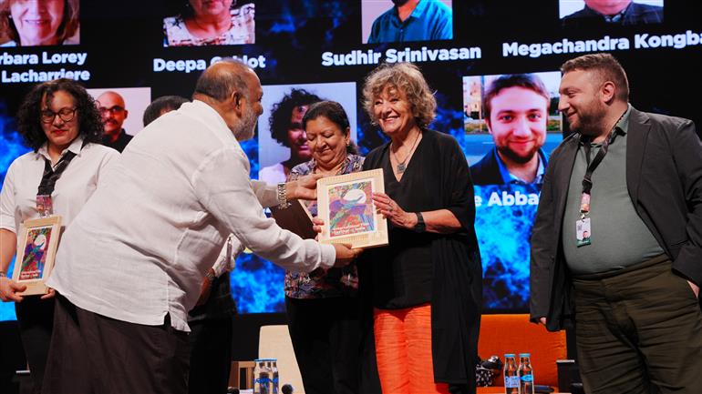 26 नवंबर 2025 को गोवा में कला अकादमी में 'बियॉन्ड द थम्ब- द रोल ऑफ़ ए फिल्म क्रिटिक: गेटकीपर, इंफ्लुएंसर या कुछ और?' विषय पर राउंडटेबल सेशन में वक्ताः  बारबरा लॉरी दे लाशारिए, दीपा गहलोत, मेघचंद्र कोंगबाम, एलिज़ाबेथ केर, भारद्वाज रंगन और सुधीर श्रीनिवासन तथा मॉडरेटर- डेविड अब्बातेसियानी। 