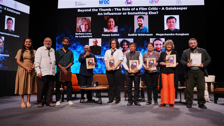 26 नवंबर 2025 को गोवा में कला अकादमी में 'बियॉन्ड द थम्ब- द रोल ऑफ़ ए फिल्म क्रिटिक: गेटकीपर, इंफ्लुएंसर या कुछ और?' विषय पर राउंडटेबल सेशन में वक्ताः  बारबरा लॉरी दे लाशारिए, दीपा गहलोत, मेघचंद्र कोंगबाम, एलिज़ाबेथ केर, भारद्वाज रंगन और सुधीर श्रीनिवासन तथा मॉडरेटर- डेविड अब्बातेसियानी। 