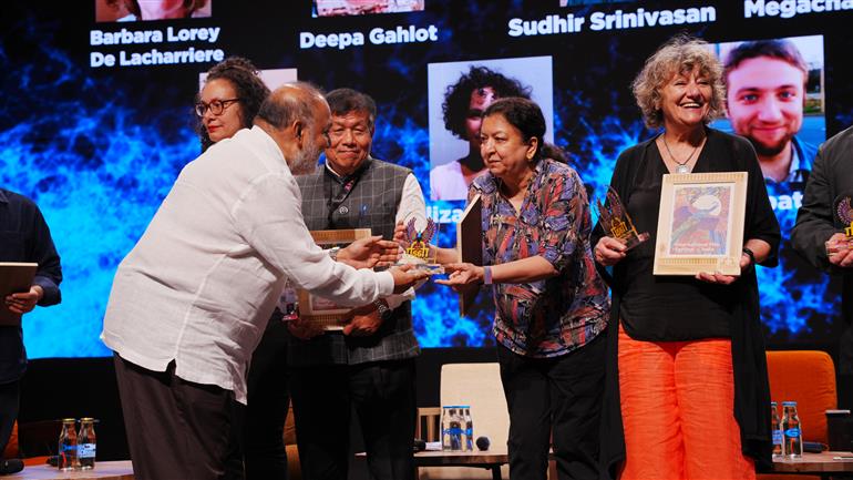 26 नवंबर 2025 को गोवा में कला अकादमी में 'बियॉन्ड द थम्ब- द रोल ऑफ़ ए फिल्म क्रिटिक: गेटकीपर, इंफ्लुएंसर या कुछ और?' विषय पर राउंडटेबल सेशन में वक्ताः  बारबरा लॉरी दे लाशारिए, दीपा गहलोत, मेघचंद्र कोंगबाम, एलिज़ाबेथ केर, भारद्वाज रंगन और सुधीर श्रीनिवासन तथा मॉडरेटर- डेविड अब्बातेसियानी। 