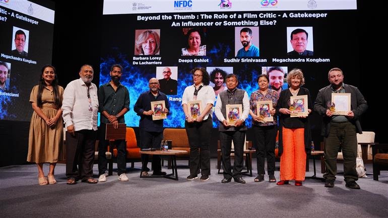 26 नवंबर 2025 को गोवा में कला अकादमी में 'बियॉन्ड द थम्ब- द रोल ऑफ़ ए फिल्म क्रिटिक: गेटकीपर, इंफ्लुएंसर या कुछ और?' विषय पर राउंडटेबल सेशन में वक्ताः  बारबरा लॉरी दे लाशारिए, दीपा गहलोत, मेघचंद्र कोंगबाम, एलिज़ाबेथ केर, भारद्वाज रंगन और सुधीर श्रीनिवासन तथा मॉडरेटर- डेविड अब्बातेसियानी। 