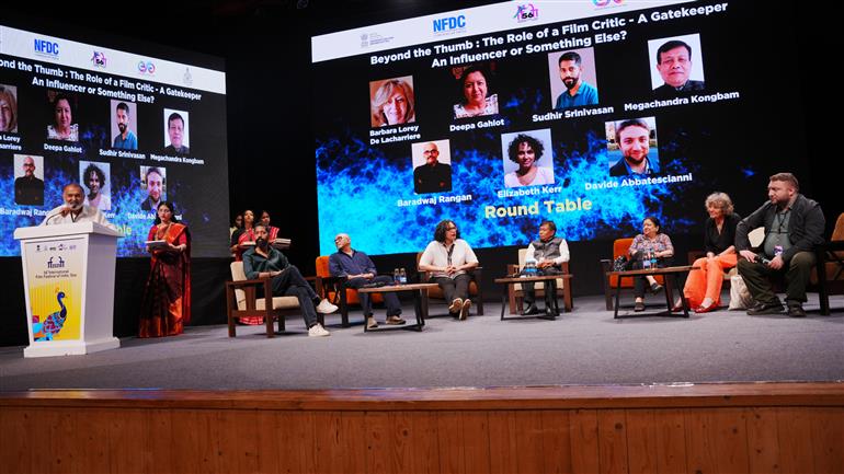 26 नवंबर 2025 को गोवा में कला अकादमी में 'बियॉन्ड द थम्ब- द रोल ऑफ़ ए फिल्म क्रिटिक: गेटकीपर, इंफ्लुएंसर या कुछ और?' विषय पर राउंडटेबल सेशन में वक्ताः  बारबरा लॉरी दे लाशारिए, दीपा गहलोत, मेघचंद्र कोंगबाम, एलिज़ाबेथ केर, भारद्वाज रंगन और सुधीर श्रीनिवासन तथा मॉडरेटर- डेविड अब्बातेसियानी। 