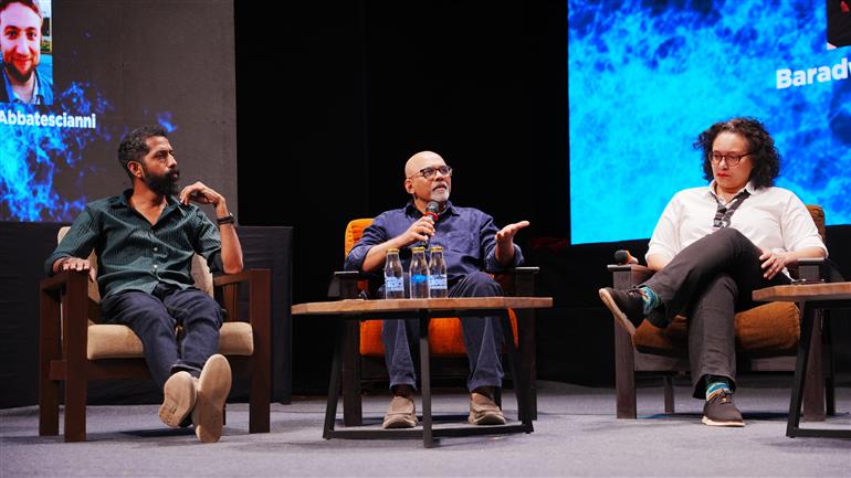 26 नवंबर 2025 को गोवा में कला अकादमी में 'बियॉन्ड द थम्ब- द रोल ऑफ़ ए फिल्म क्रिटिक: गेटकीपर, इंफ्लुएंसर या कुछ और?' विषय पर राउंडटेबल सेशन में वक्ताः  बारबरा लॉरी दे लाशारिए, दीपा गहलोत, मेघचंद्र कोंगबाम, एलिज़ाबेथ केर, भारद्वाज रंगन और सुधीर श्रीनिवासन तथा मॉडरेटर- डेविड अब्बातेसियानी। 