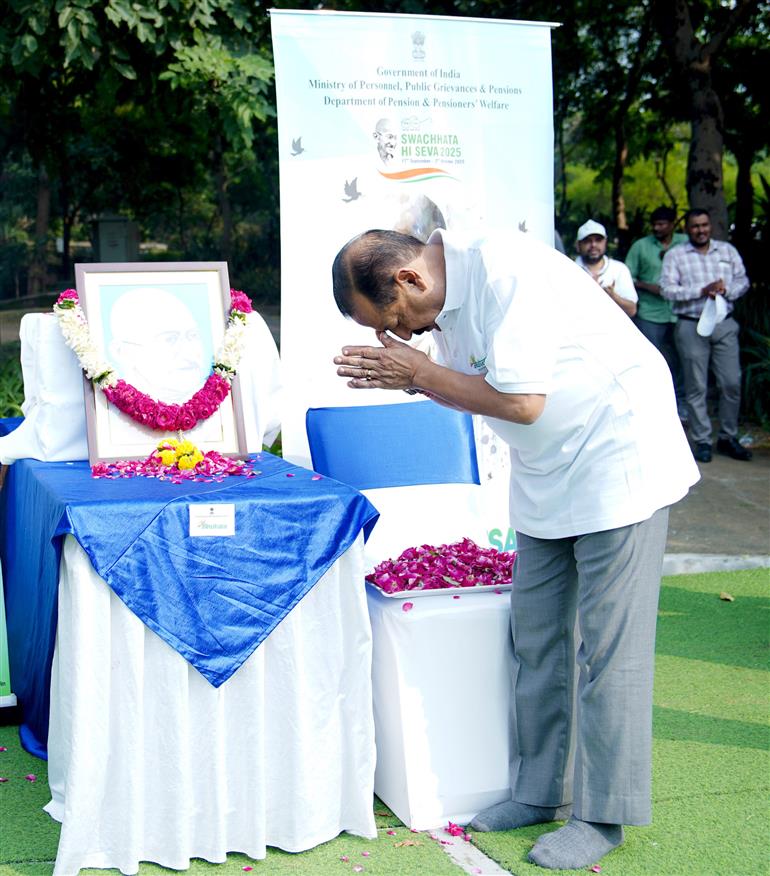 The Minister of State for Science & Technology (Independent Charge), Earth Sciences (Independent Charge), Prime Minister’s Office, Personnel, Public Grievances & Pensions, Atomic Energy and Space, Dr. Jitendra Singh pays floral tributes to Mahatma Gandhi at the occasion of Swachhta Hi Seva Campaign, in New Delhi on October 01, 2025.