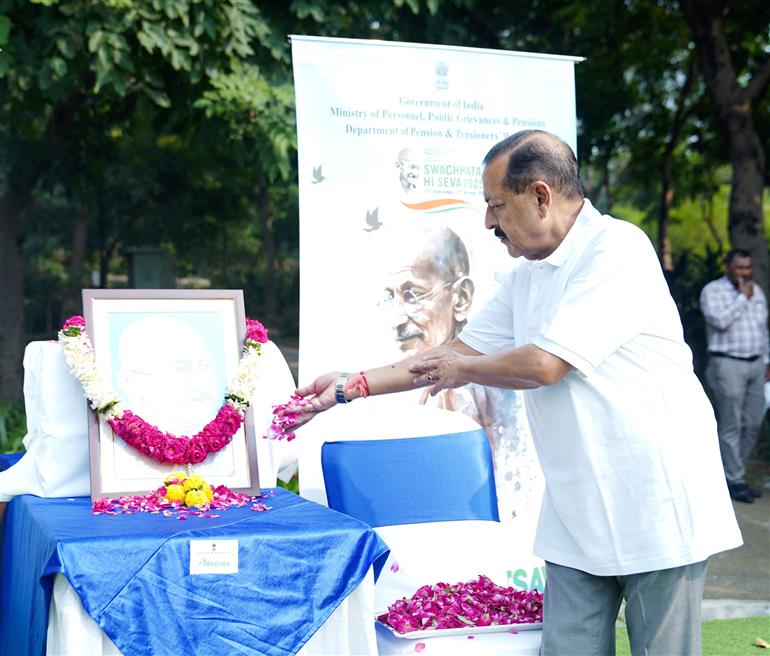 The Minister of State for Science & Technology (Independent Charge), Earth Sciences (Independent Charge), Prime Minister’s Office, Personnel, Public Grievances & Pensions, Atomic Energy and Space, Dr. Jitendra Singh pays floral tributes to Mahatma Gandhi at the occasion of Swachhta Hi Seva Campaign, in New Delhi on October 01, 2025.