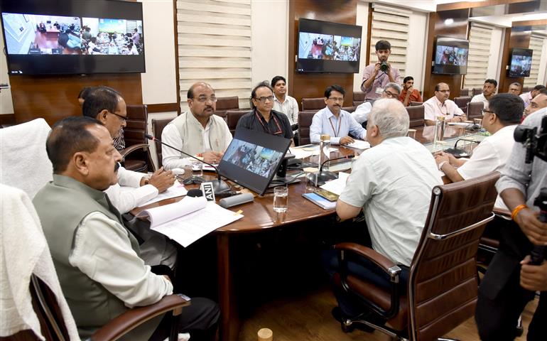 The Union Minister of Agriculture & Farmers Welfare and Rural Development, Shri Shivraj Singh Chouhan along with the Minister of State for Science & Technology (Independent Charge), Earth Sciences (Independent Charge), Prime Minister’s Office, Personnel, Public Grievances & Pensions, Atomic Energy and Space, Dr. Jitendra Singh virtually participated in the release of instalment of PM-KISAN for the Jammu & Kashmir at Krishi Bhawan, in New Delhi on October 07, 2025.