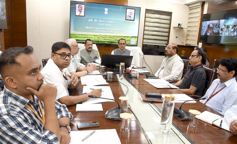 The Union Minister of Agriculture & Farmers Welfare and Rural Development, Shri Shivraj Singh Chouhan along with the Minister of State for Science & Technology (Independent Charge), Earth Sciences (Independent Charge), Prime Minister’s Office, Personnel, Public Grievances & Pensions, Atomic Energy and Space, Dr. Jitendra Singh virtually participated in the release of instalment of PM-KISAN for the Jammu & Kashmir at Krishi Bhawan, in New Delhi on October 07, 2025.