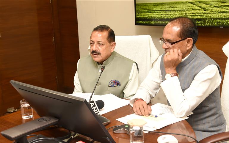 The Union Minister of Agriculture & Farmers Welfare and Rural Development, Shri Shivraj Singh Chouhan along with the Minister of State for Science & Technology (Independent Charge), Earth Sciences (Independent Charge), Prime Minister’s Office, Personnel, Public Grievances & Pensions, Atomic Energy and Space, Dr. Jitendra Singh virtually participated in the release of instalment of PM-KISAN for the Jammu & Kashmir at Krishi Bhawan, in New Delhi on October 07, 2025.