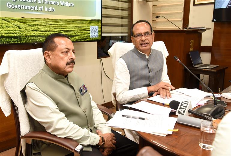 The Union Minister of Agriculture & Farmers Welfare and Rural Development, Shri Shivraj Singh Chouhan along with the Minister of State for Science & Technology (Independent Charge), Earth Sciences (Independent Charge), Prime Minister’s Office, Personnel, Public Grievances & Pensions, Atomic Energy and Space, Dr. Jitendra Singh virtually participated in the release of instalment of PM-KISAN for the Jammu & Kashmir at Krishi Bhawan, in New Delhi on October 07, 2025.