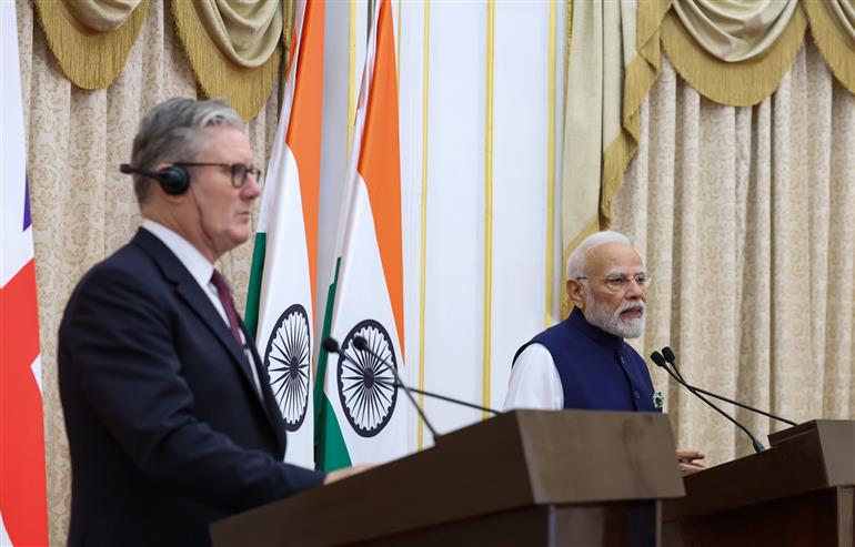 प्रधानमंत्री श्री नरेन्द्र मोदी 09 अक्टूबर, 2025 को महाराष्ट्र के मुंबई में ब्रिटेन के प्रधानमंत्री श्री कीर स्टार्मर के साथ संयुक्त प्रेस वक्तव्य को संबोधित करते हुए।