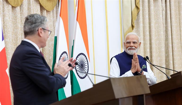 प्रधानमंत्री श्री नरेन्द्र मोदी 09 अक्टूबर, 2025 को महाराष्ट्र के मुंबई में ब्रिटेन के प्रधानमंत्री श्री कीर स्टार्मर के साथ संयुक्त प्रेस वक्तव्य को संबोधित करते हुए।