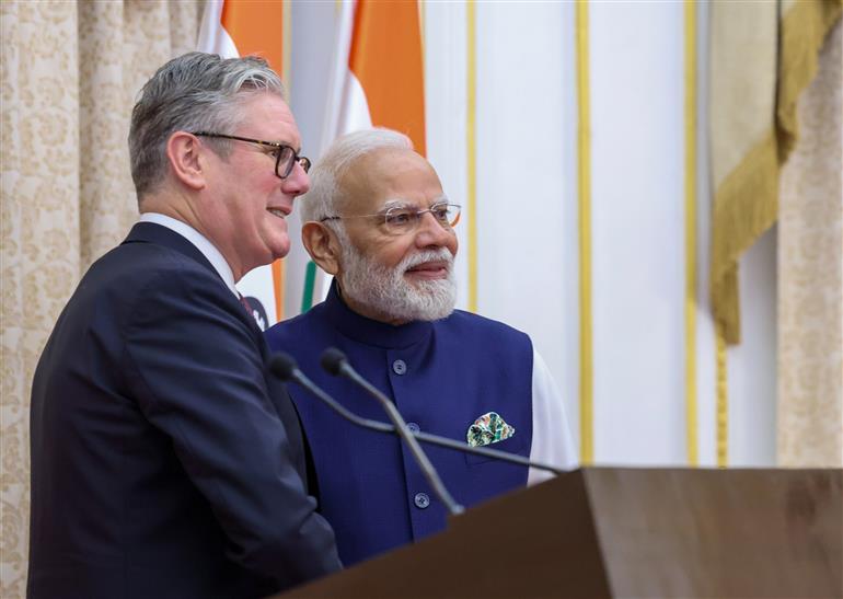 प्रधानमंत्री श्री नरेन्द्र मोदी 09 अक्टूबर, 2025 को महाराष्ट्र के मुंबई में ब्रिटेन के प्रधानमंत्री श्री कीर स्टार्मर के साथ संयुक्त प्रेस वक्तव्य को संबोधित करते हुए।
