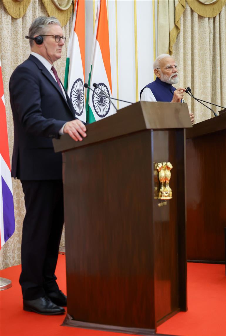 प्रधानमंत्री श्री नरेन्द्र मोदी 09 अक्टूबर, 2025 को महाराष्ट्र के मुंबई में ब्रिटेन के प्रधानमंत्री श्री कीर स्टार्मर के साथ संयुक्त प्रेस वक्तव्य को संबोधित करते हुए।