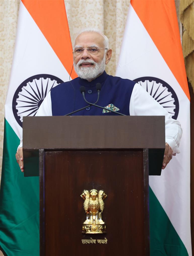 प्रधानमंत्री श्री नरेन्द्र मोदी 09 अक्टूबर, 2025 को महाराष्ट्र के मुंबई में ब्रिटेन के प्रधानमंत्री श्री कीर स्टार्मर के साथ संयुक्त प्रेस वक्तव्य को संबोधित करते हुए।