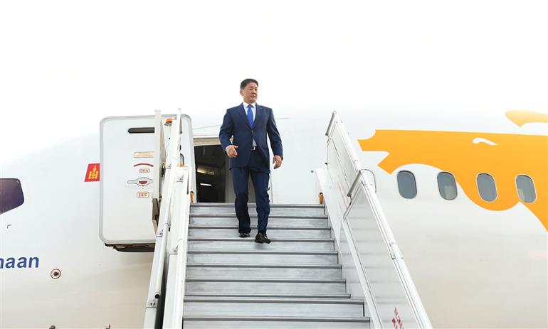 The President of Mongolia, Mr. Khurelsukh Ukhnaa being welcomed by the Minister of State for Civil Aviation and Cooperation, Shri Murlidhar Mohol on his arrival at AFS Palam, in New Delhi on October 13, 2025.