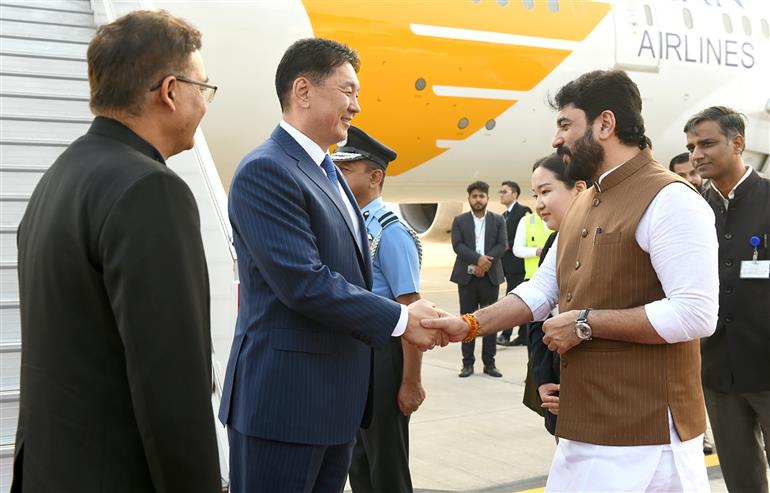 The President of Mongolia, Mr. Khurelsukh Ukhnaa being welcomed by the Minister of State for Civil Aviation and Cooperation, Shri Murlidhar Mohol on his arrival at AFS Palam, in New Delhi on October 13, 2025.