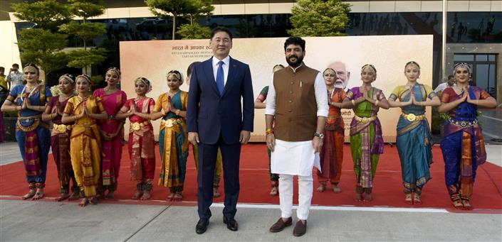 The President of Mongolia, Mr. Khurelsukh Ukhnaa being welcomed by the Minister of State for Civil Aviation and Cooperation, Shri Murlidhar Mohol on his arrival at AFS Palam, in New Delhi on October 13, 2025.